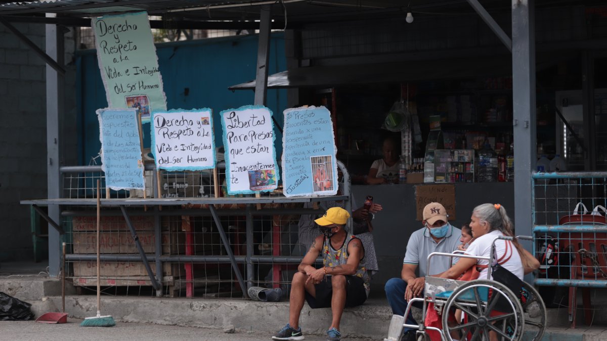 A las afueras del penal de Guayaquil se reclama por los derechos de los reos.