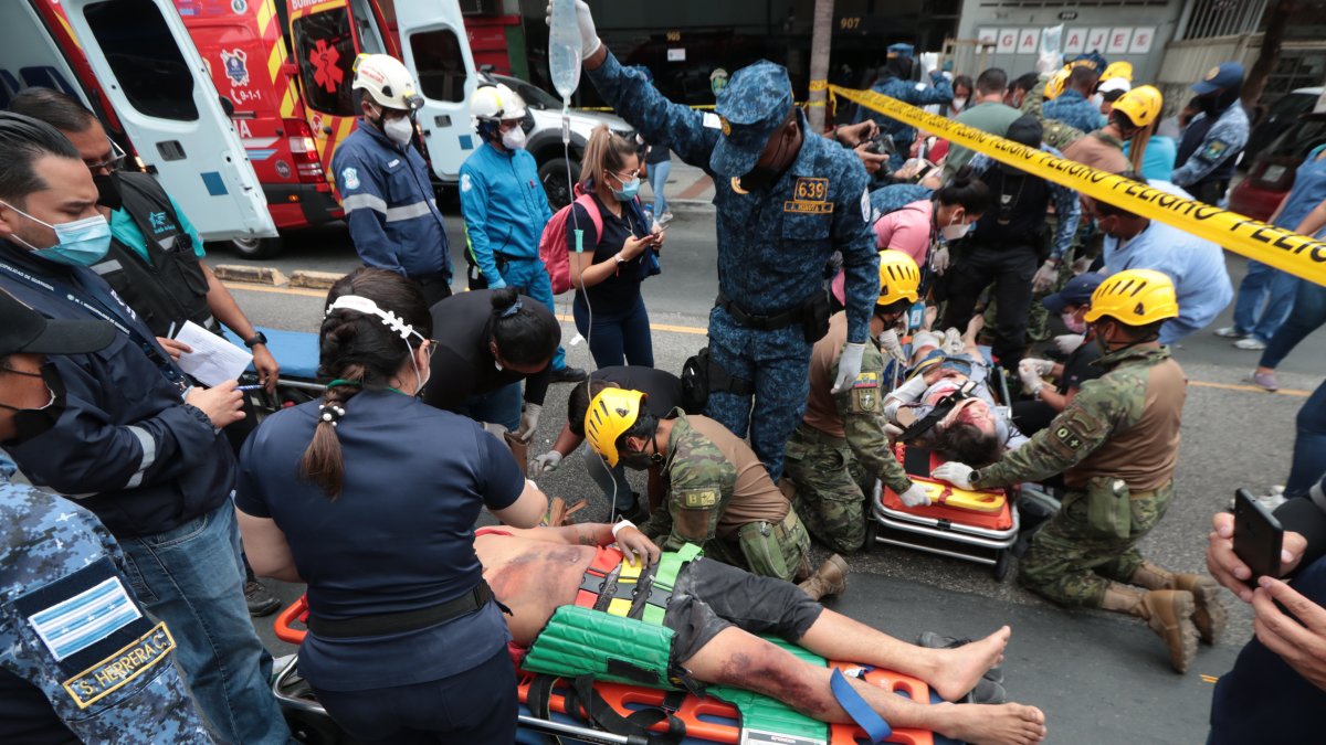 Rescate. Durante la simulación dos personas fueron rescatadas luego de un colapso estructural.
