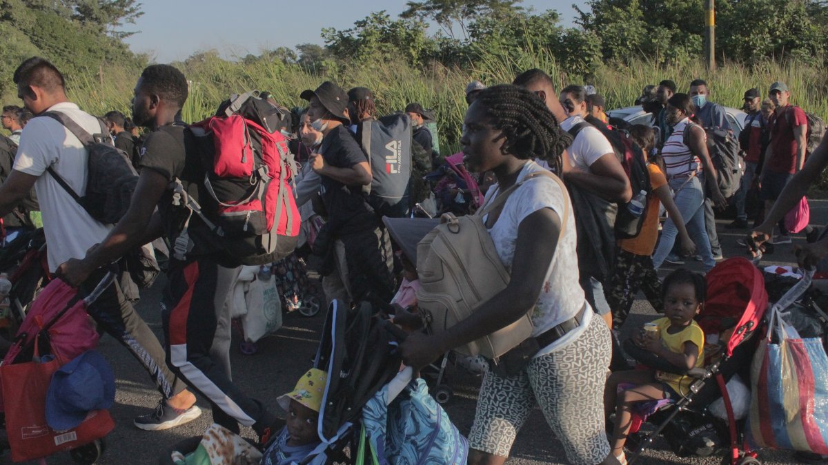 Migrantes centroamericanos caminan en una nueva caravana en el municipio de Tapachula, en el estado de Chiapas (México).  EFE/Juan manuel Blanco