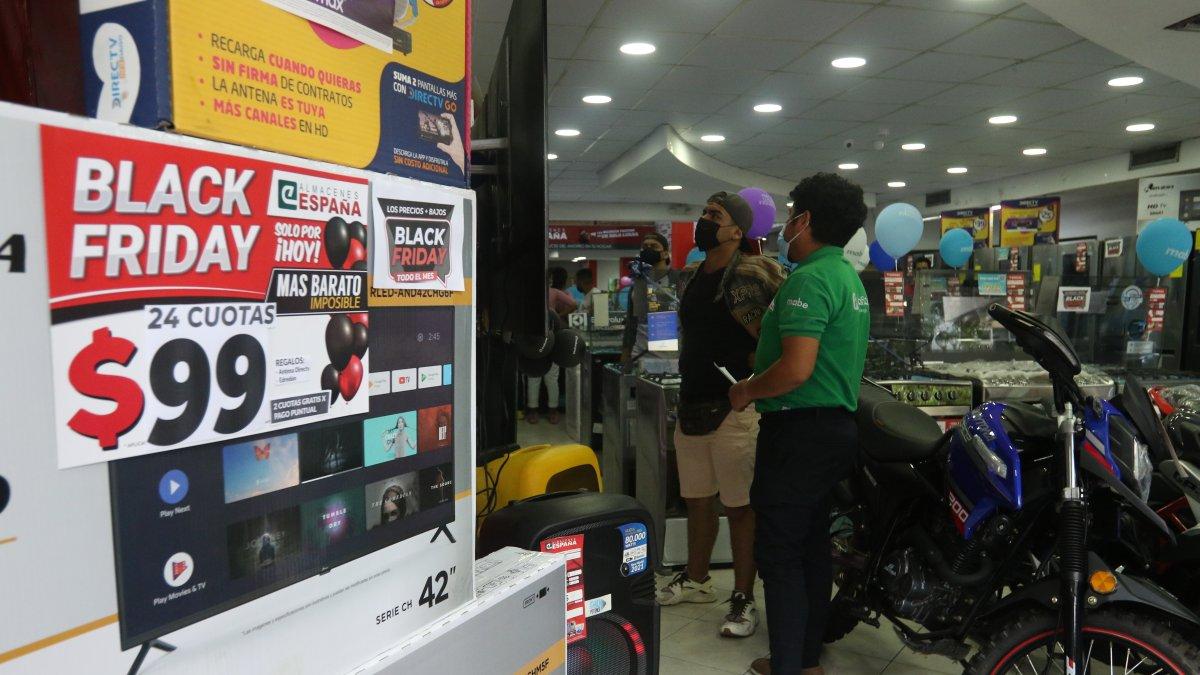 Los locales comerciales en Guayaquil ya muestran las ofertas para atraer a los clientes.