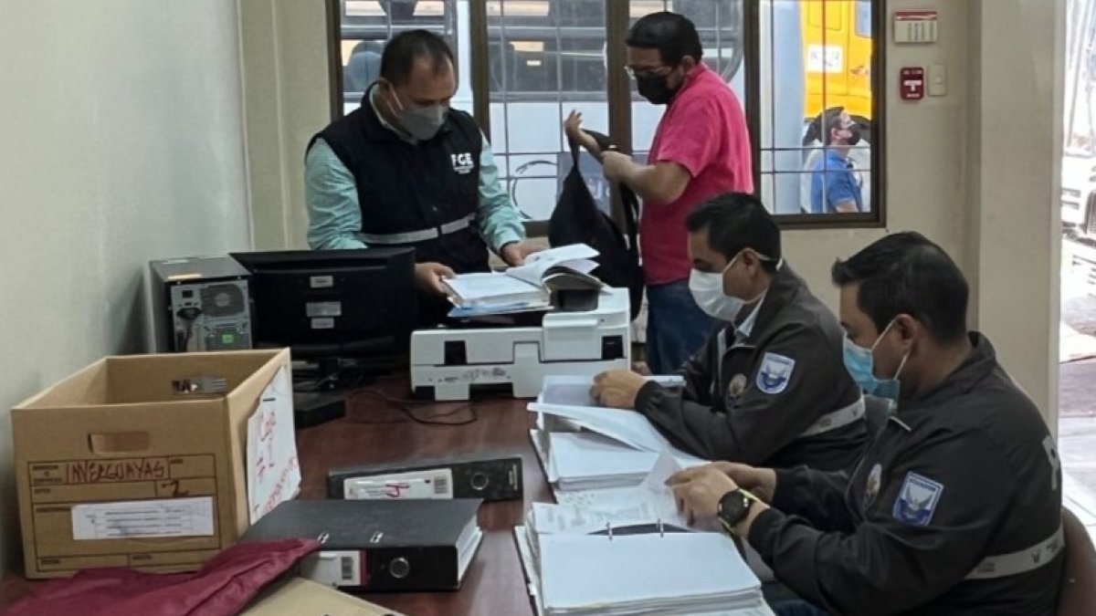 La Fiscalía investiga presunto peculado en la contratación de una campaña.