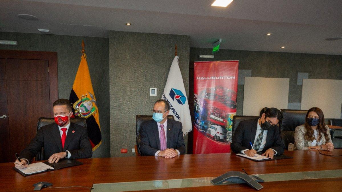 Halliburton y Petroecuador suscribieron el contrato para perforar más pozos petroleros.