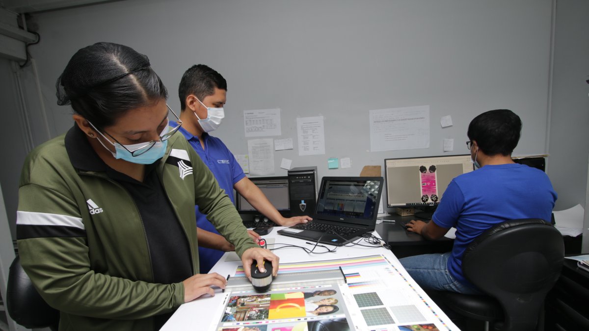 Laura Pin, alumna del Instituto Tecnológico Superior Guayaquil, pone en práctica lo que ha aprendido en el aula. Lo hace en una empresa a la que acude de lunes a viernes.