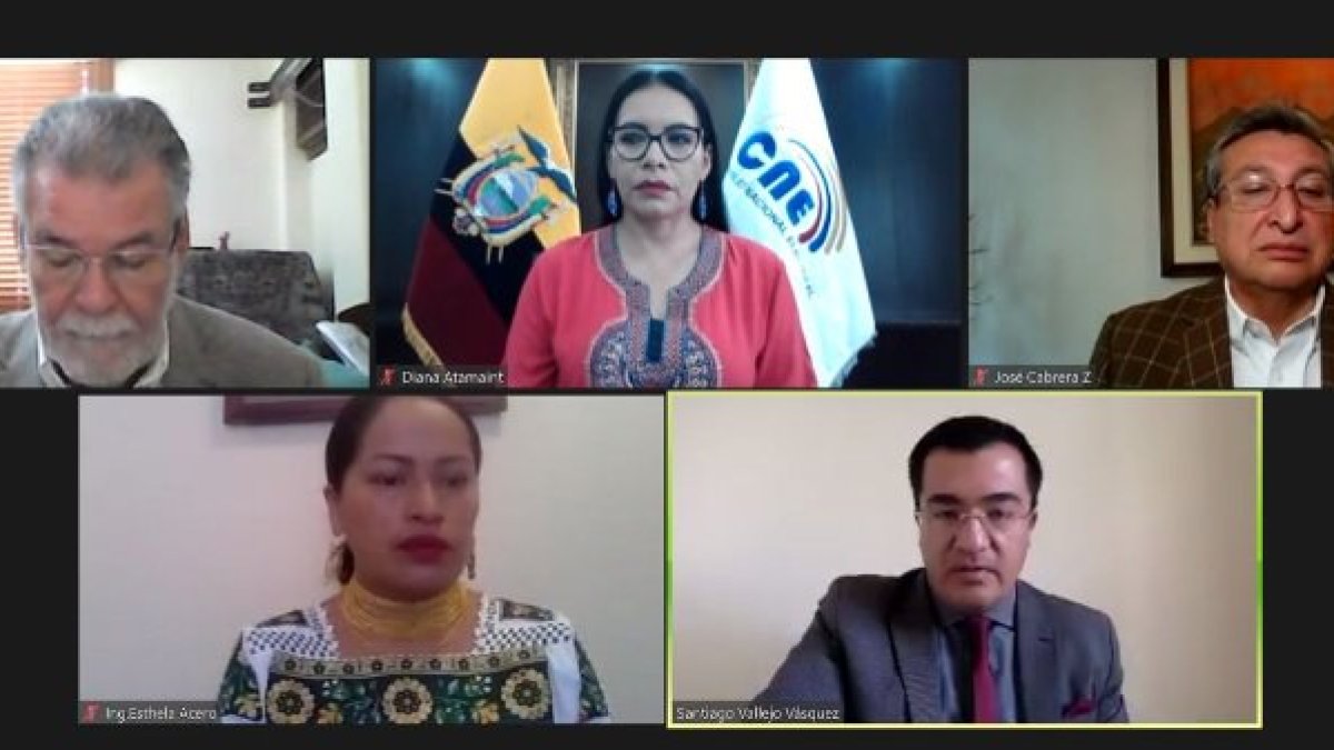 Sesión. El CNE resolvió este sábado que sus vocales seguirán en los cargos.