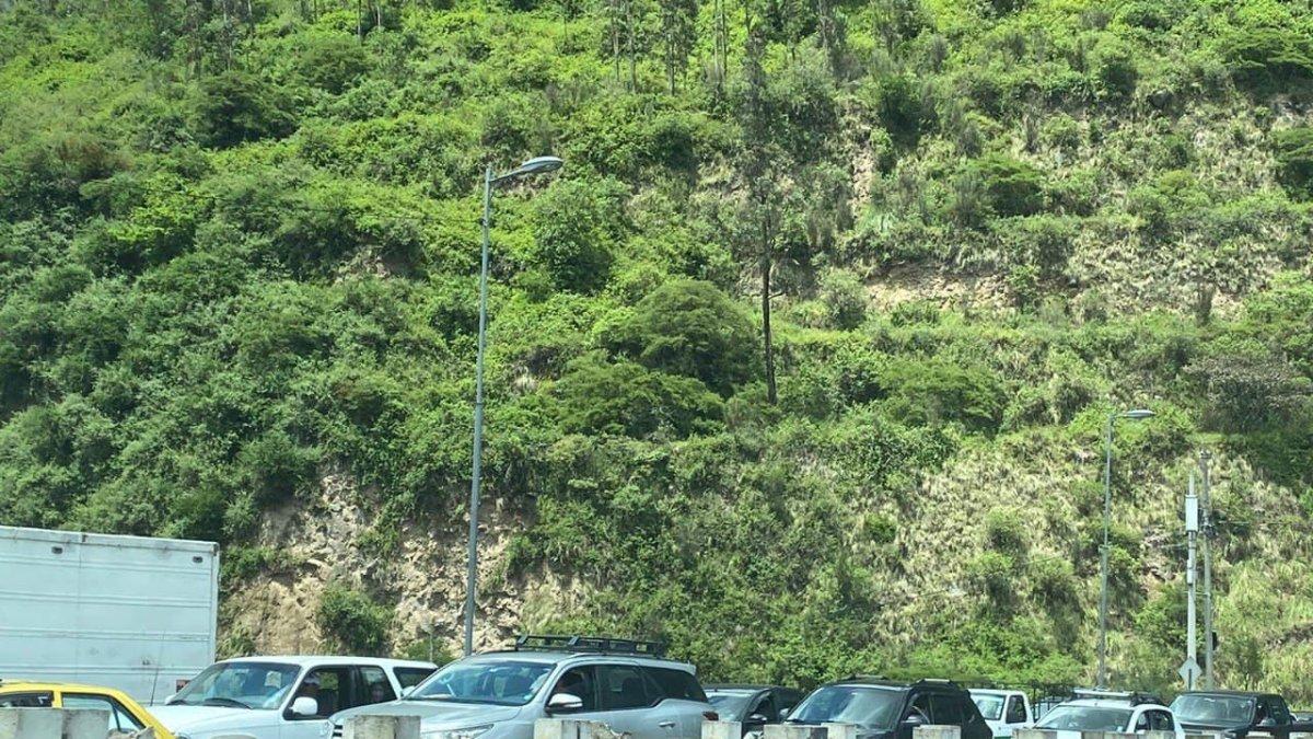 Quito. La avenida Simón Bolívar, de unas las principales vías periféricas, estuvo colapsada de tráfico.