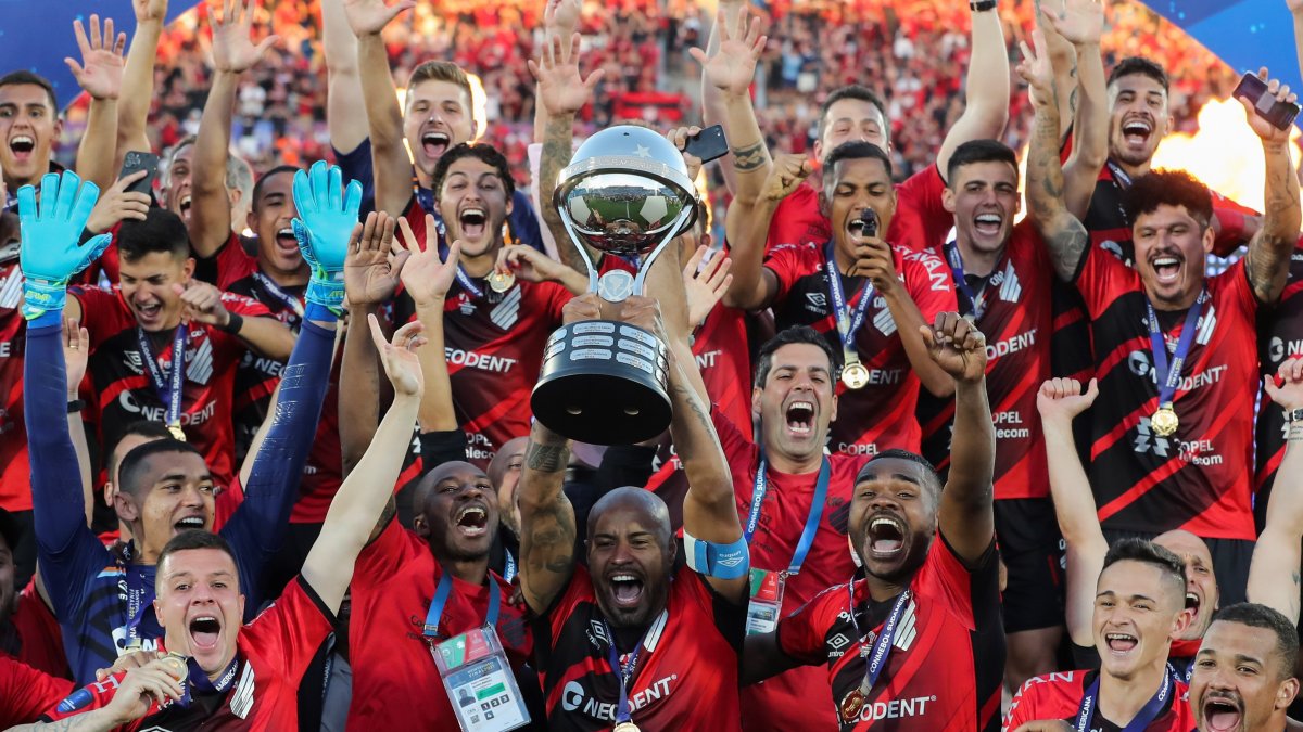Los jugadores de Paranaense celebran con el trofeo luego de ganar la final de la Copa Sudamericana.