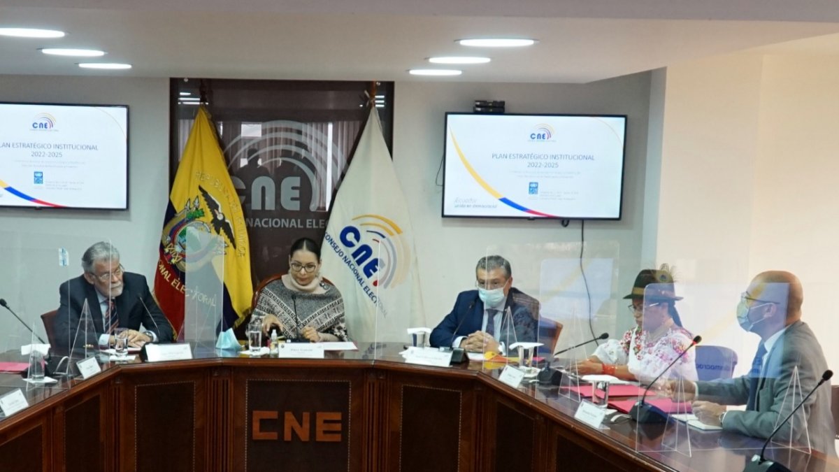 Procedimiento. Cualquiera de los cinco integrantes del CNE podría resultar sorteado para ser reemplazado.