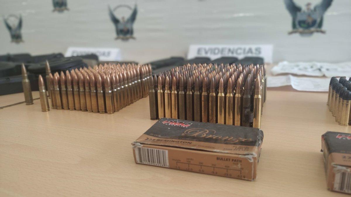 Algunas de las municiones halladas en el vehículo abandonado.