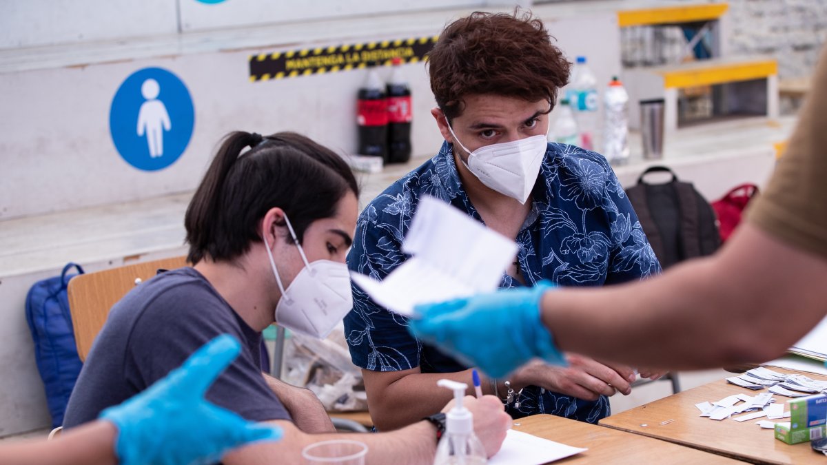 Delegados de mesa comienzan hoy el conteo de votos en el Liceo Juan Pablo Duarte, en Santiago (Chile).