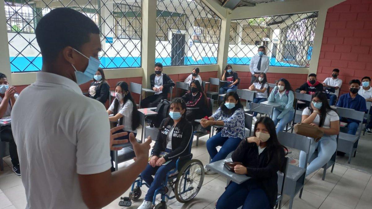 Un alumno de tercer curso de Bachillerato del colegio Ficoa de Montalvo, de Guayaquil, se dirige a sus compañeros y al profesor, durante el primer día del retorno a clases