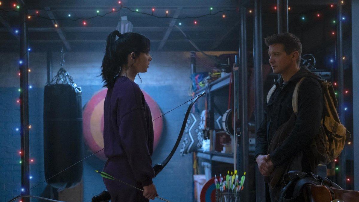Fotograma cedido por Marvel Studios donde aparece Hailee Steinfeld como Kate Bishop y Jeremy Renner como Clint Barton durante la escena de un episodio de la serie 