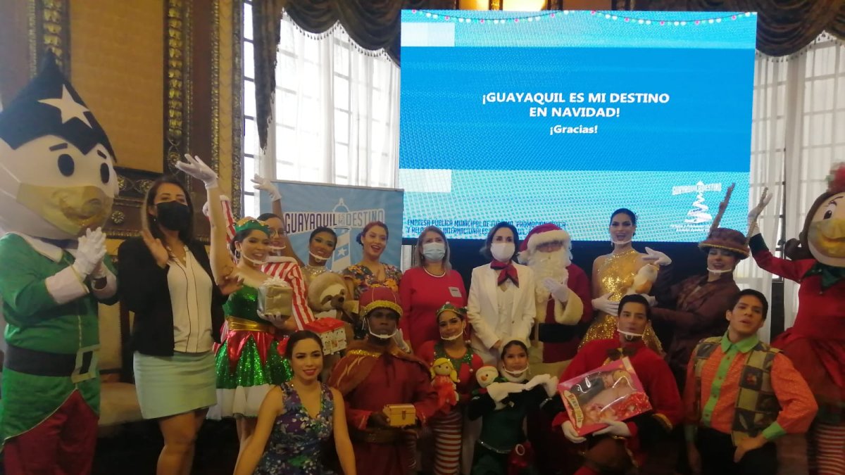 En el Salón de la Ciudad, en el Municipio de Guayaquil, Juan y Juanito Pueblo se conviertieron en la Mamá Noel y Papá Noel de la ciudad.