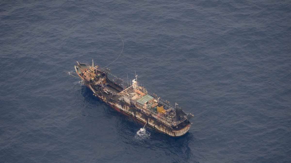 Vista de un gran barco pesquero chino, en una fotografía de archivo.