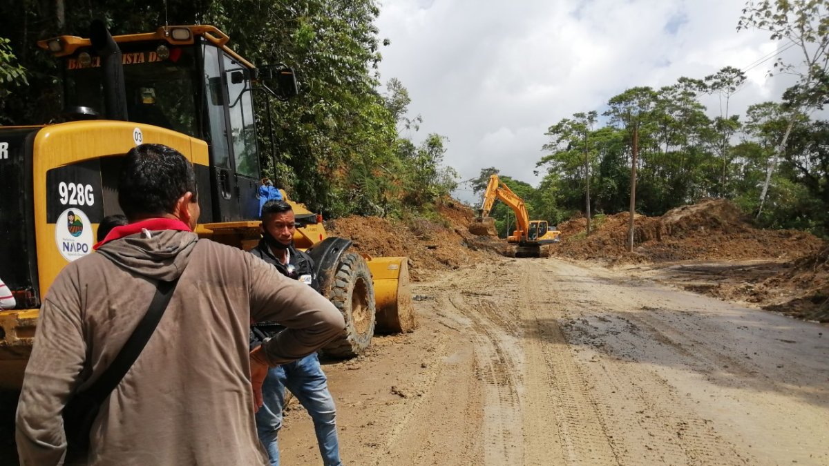 Después de tres días se habilitó un carril en la carretera que une El Coca con Archidona en el Oriente.