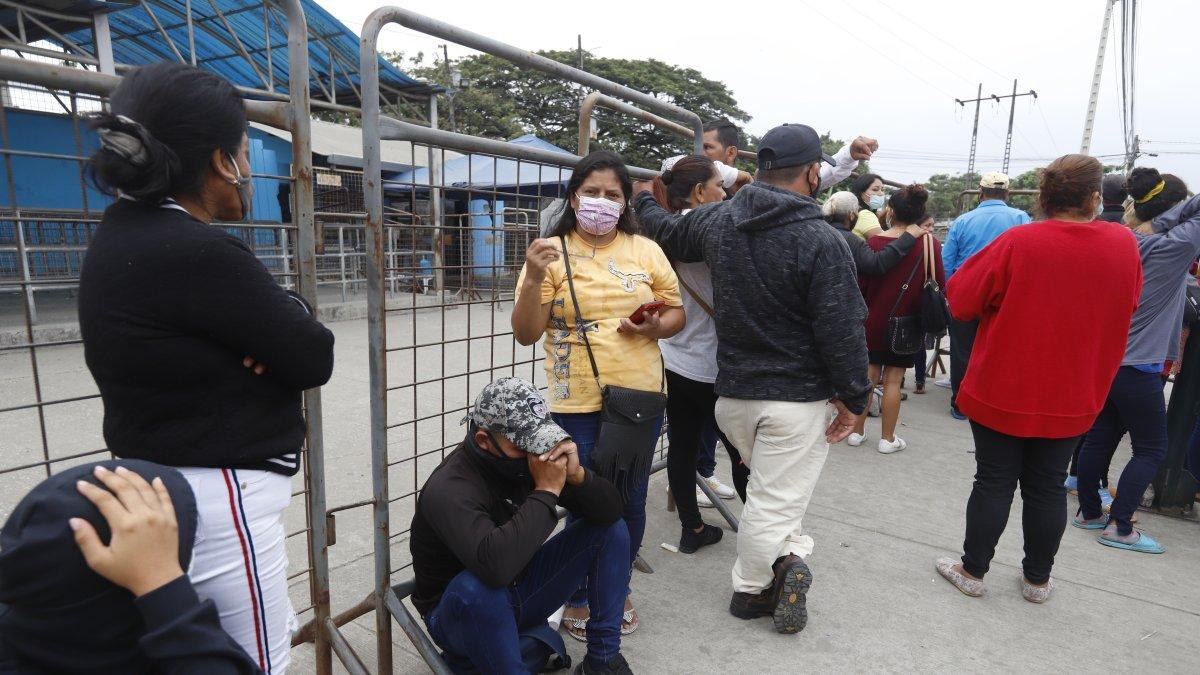 Días después de la masacre, padres y madres de familia se congregan en los exteriores del centro de reclusión para obtener noticias de sus allegados.