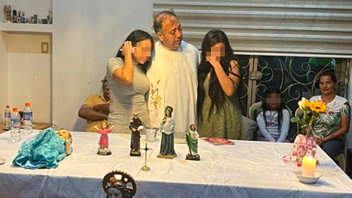 Las chicas recibieron la bendición de un párroco, luego de su liberación.