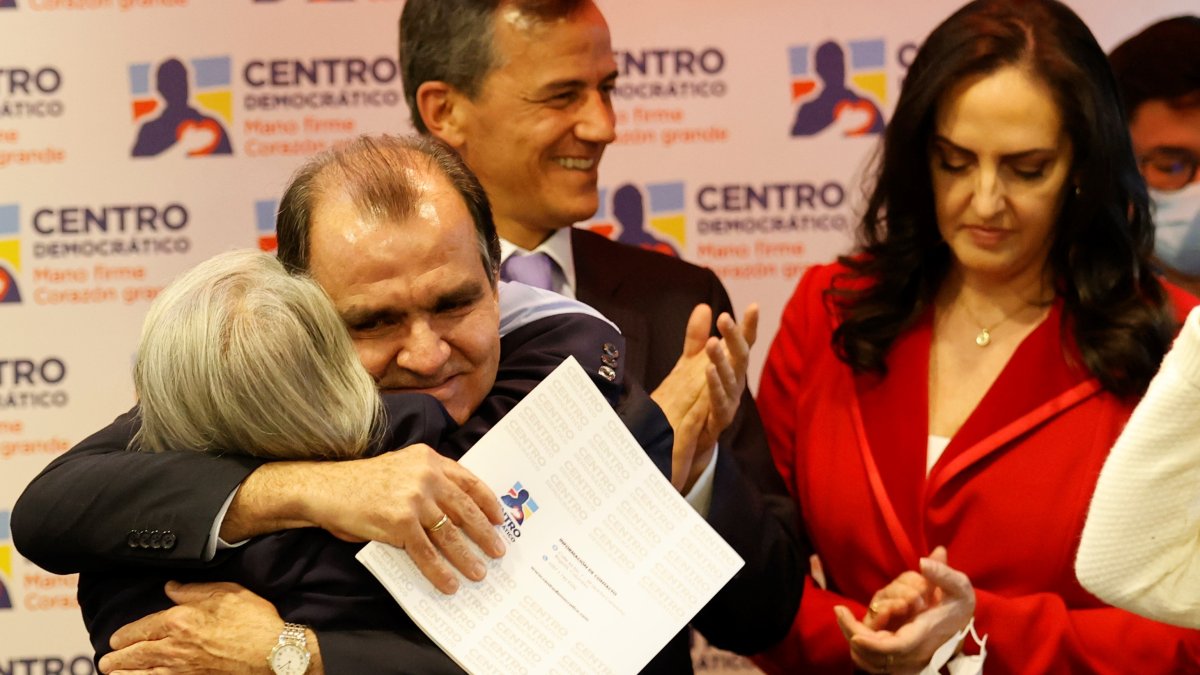 Oscar Iván Zuluaga abraza a su madre luego de conocer que Centro Democrático lo escogió como el único candidato a la Presidencia para representar a este partido en las elecciones del 2022.  