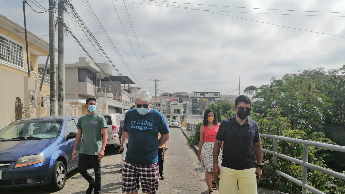 Reclamo. Un grupo de habitantes de Cumbres Bajas de Los Ceibos decidió exponer sus reclamos en la calle, por el ducto cajón que está lleno de maleza y del cual salen malos olores.