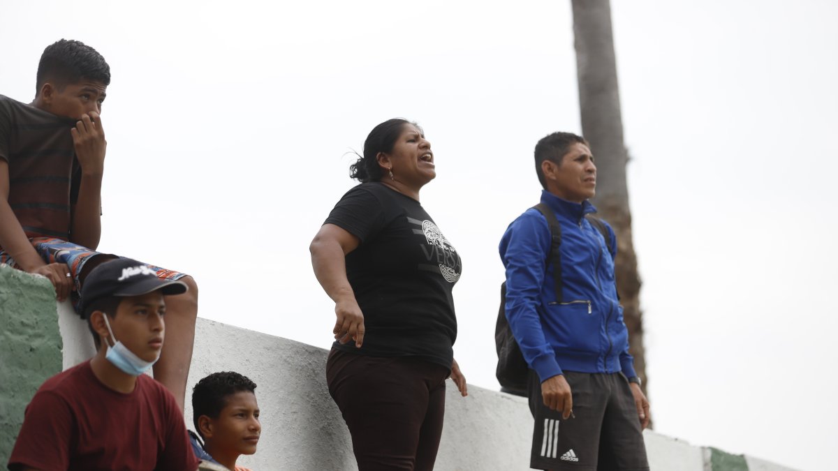 Jhonny Morales (d), es un padre de familia que alienta a su hijo Jhon en el equipo de Esfutmil. También es entrenador.
