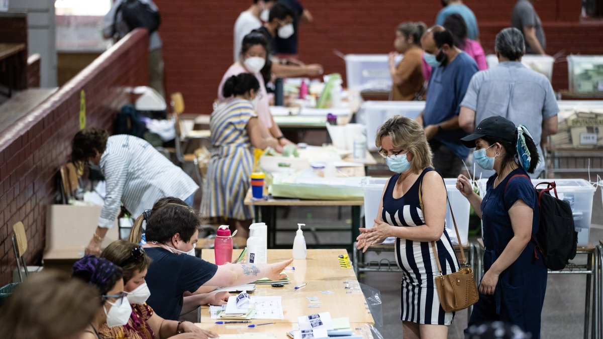Ciudadanos votan en el Liceo Carmela Carvajal en Santiago (Chile).. EFE/ Alberto Valdés
