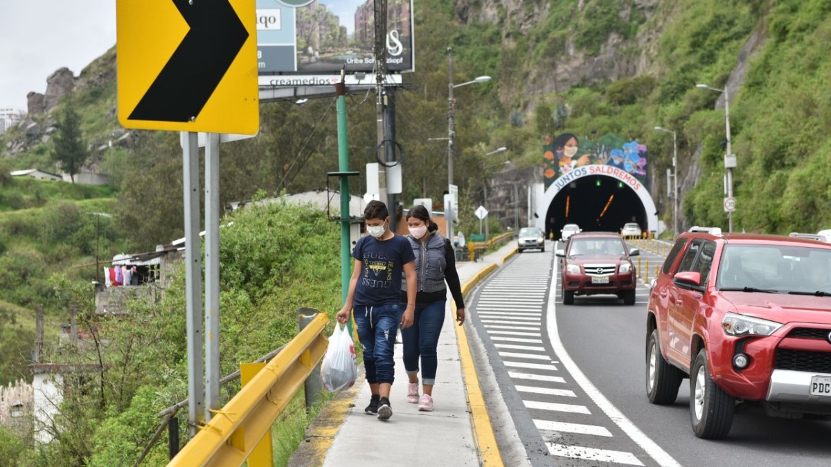 Movilidad. Tanto automotores como peatones utilizan el Túnel Guayasamín para llegar hacia sus destinos.