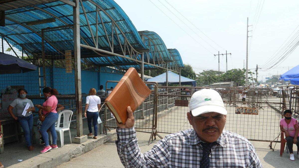 Campaña. El hermano Juan Zea cumple jornadas diarias frente a la Penitenciaría. Espera con sus oraciones atenuar la violencia en la cárcel.