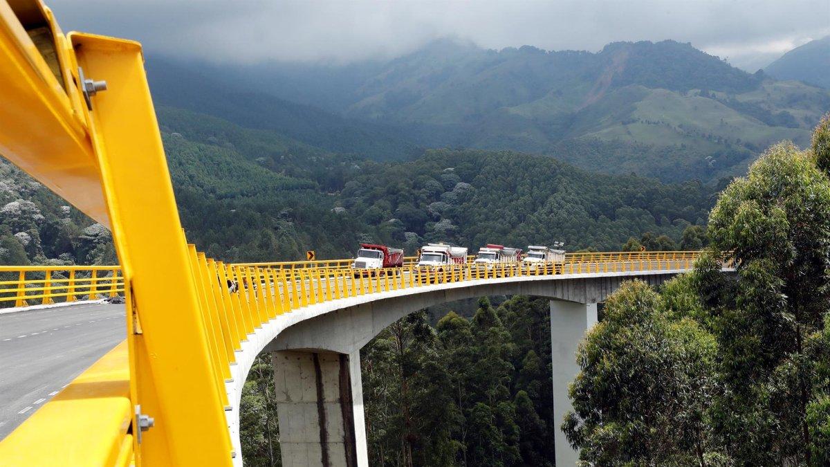Fotografía de la carretera entre las poblaciones de Cajamarca y Calarcá, en el paso conocido como La Línea el 17 de noviembre de 2021, donde se entregaron las obras del cruce de la Cordillera Central en Cajamarca (Colombia).