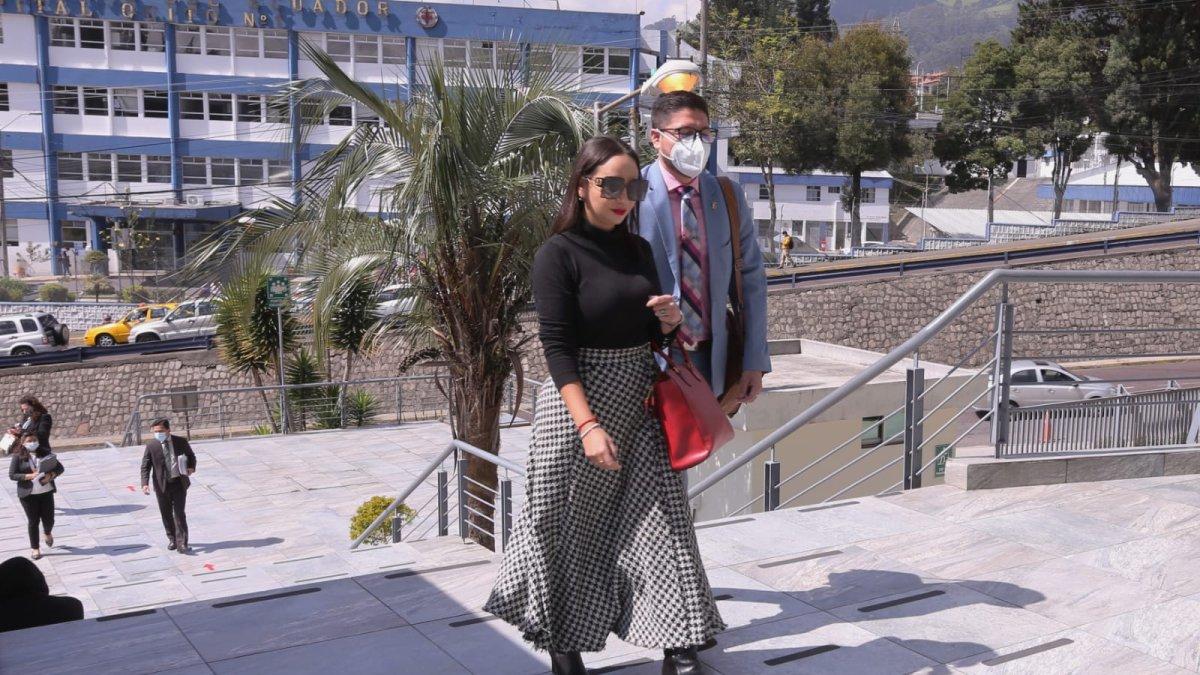 María Dolores Veintimilla, abogada de Wang Yinlong, asistió a la pericia de extracción de información.