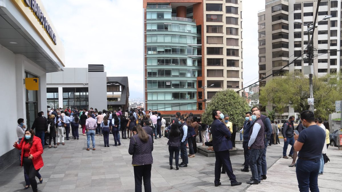 Personas evacuaron edificios públicos y privados ante un sismo de 4. 1grados.