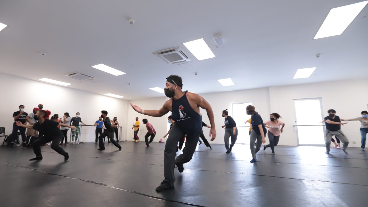 Alumnos de nivel intermedio reciben clases dirigidos por Christian Von Howard.