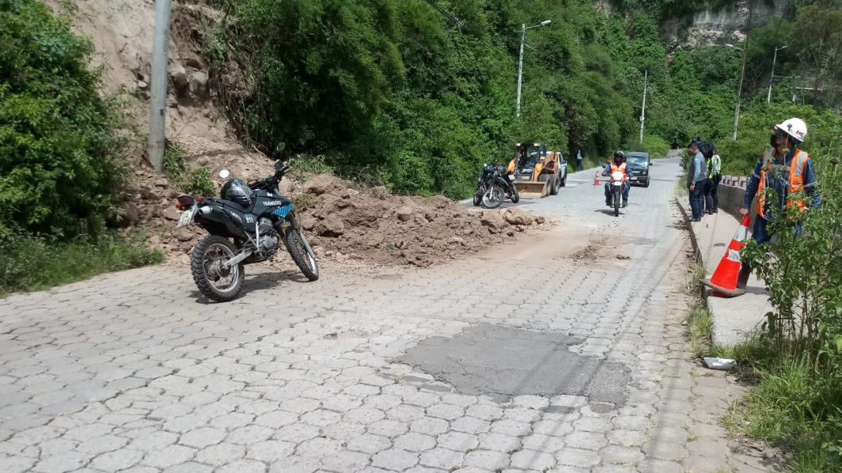 En el sector de Guápulo, en una vía de segundo orden se registró este derrumbe a causa del movimiento telúrico.