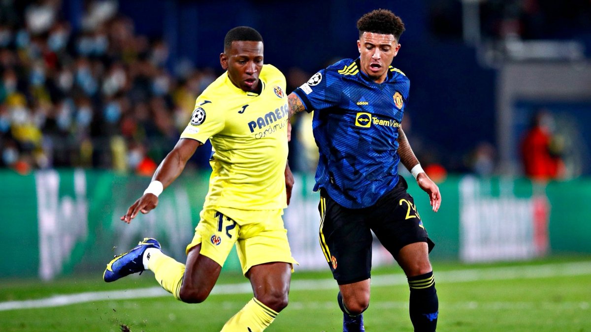 Pervis Estupiñán, lateral del Villarreal, intenta doblegar la marca de Jadon Sancho.