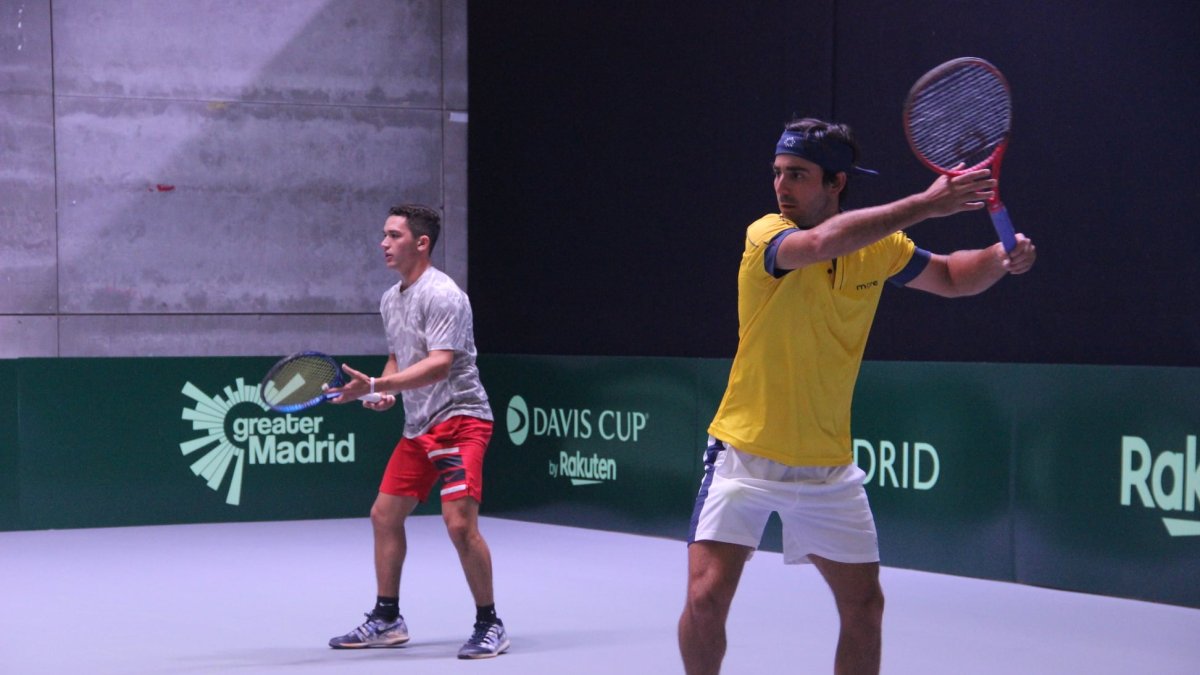 Cayetano March (i) y Diego Hildalgo en uno de los primeros entrenamientos en el Madrid Arena, sede del Grupo A.