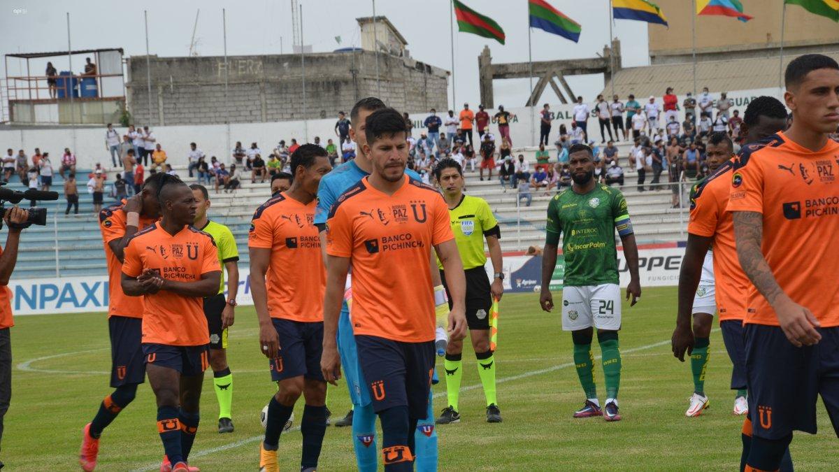 Los jugadores de Liga de Quito dejan el campo tras el empate ante Orense en suelo machaleño.