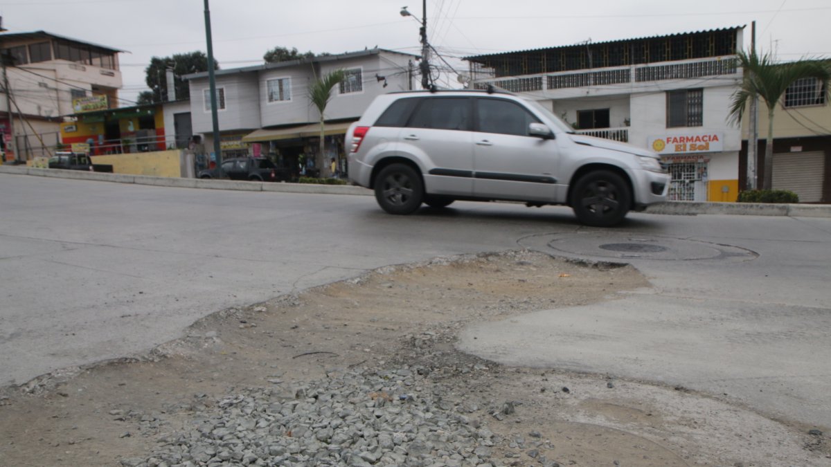 Daños. Un socavón molesta a los conductores en la vía donde hace pocas semanas se realizaron trabajos de bacheo.