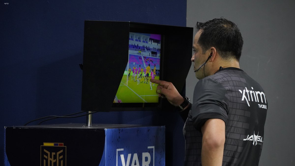 Carlos Orbe es uno de los pocos jueces capacitados para manejar el VAR en Ecuador.