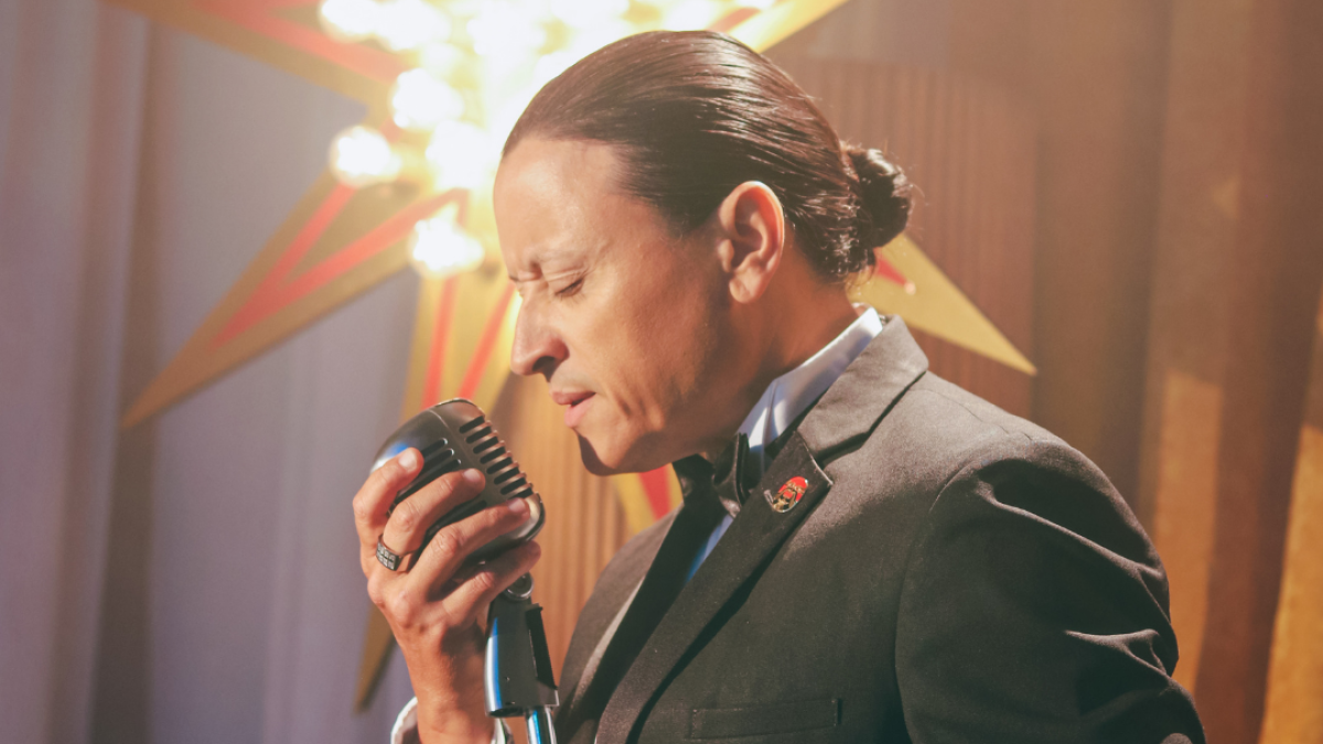 Elvis Crespo en su nuevo video clip Lluvia y samba.