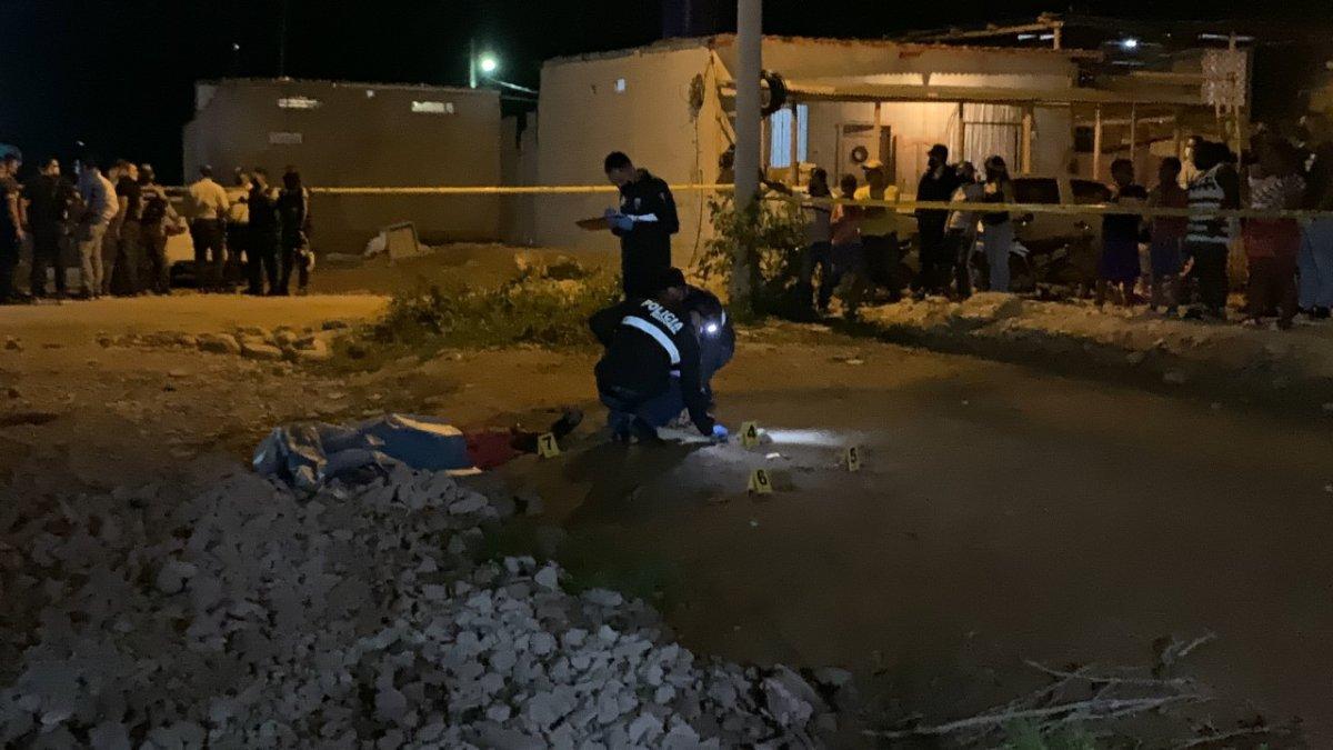 La Dirección de Muertes Violentas realizó el levantamiento de indicios y recolectó versiones de testigos, que permitan establecer la motivación de este nuevo hecho sangriento.