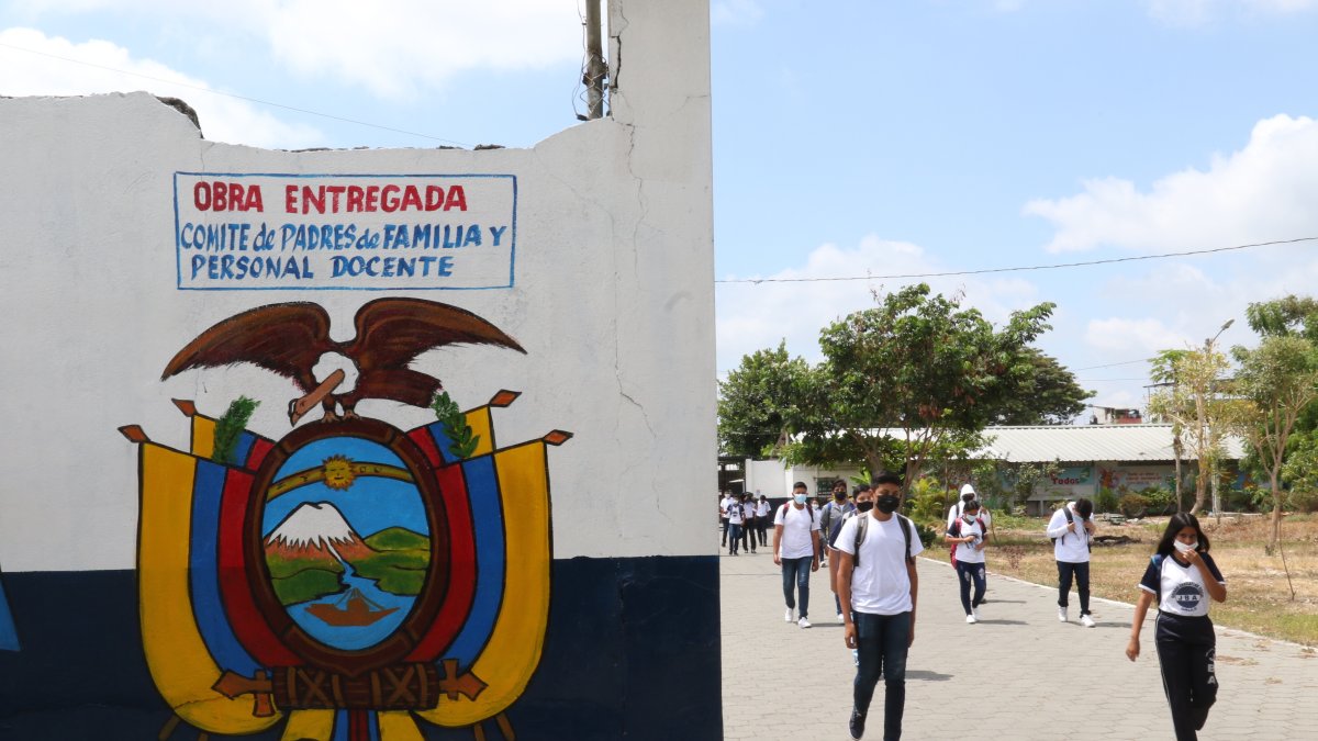 El colegio Juan Bautista Aguirre, uno de los más grandes del cantón Daule, también ha organizado el retorno a clases presenciales del bachiillerato.