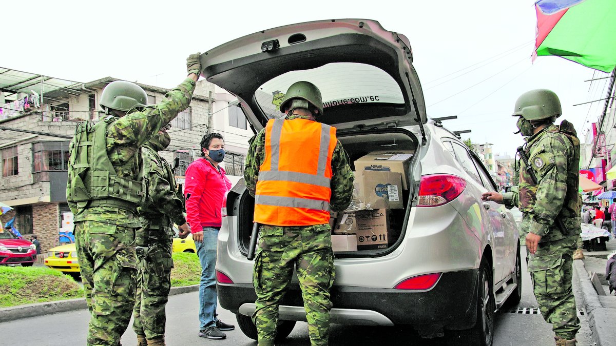Revisión. Grupos militares se encargan de la revisión manual de personas y vehículos en las nueve provincias.