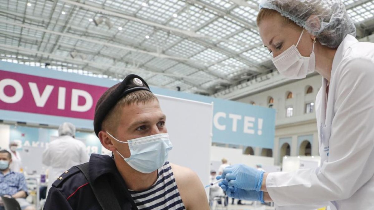 Un hombre recibe la vacuna anticovid en, Rusia, uno de los países que sufre un repunte de la enfermedad.