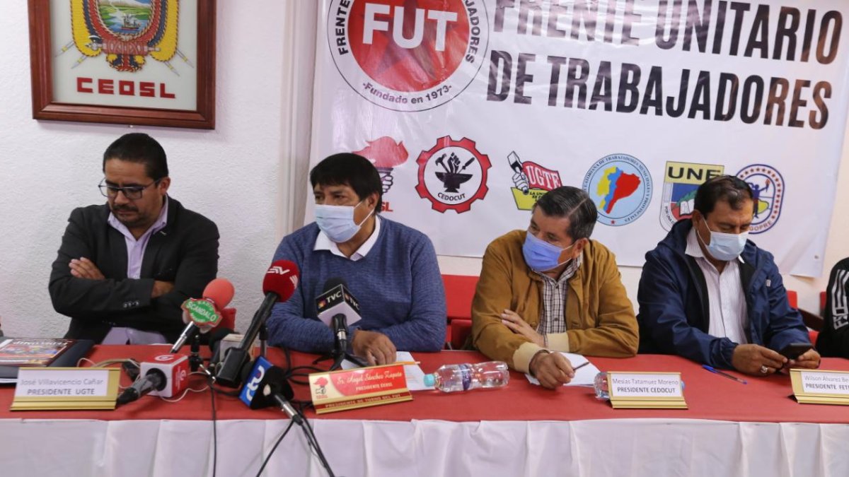 Ángel Sánchez, presidente del FUT, anunció que la organización se reúne esta tarde para definir posibles acciones ante la respuesta que entregue el Gobierno a la Conaie.