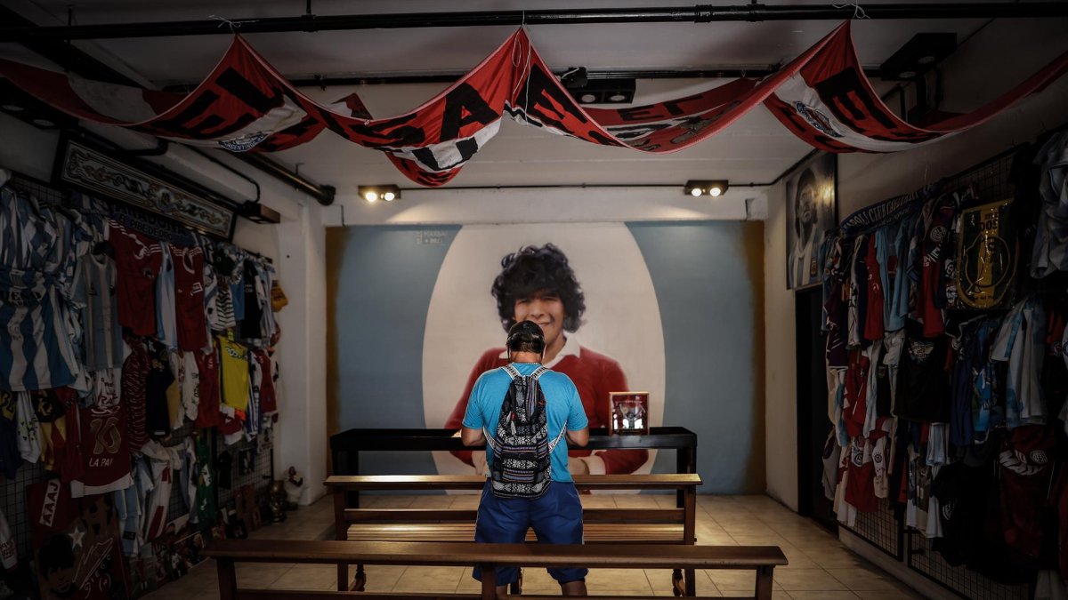 Una persona reza en un altar en homenaje al fallecido exfutbolista argentino Diego Armando Maradona, el 23 de noviembre de 2021 en Buenos Aires (Argentina).