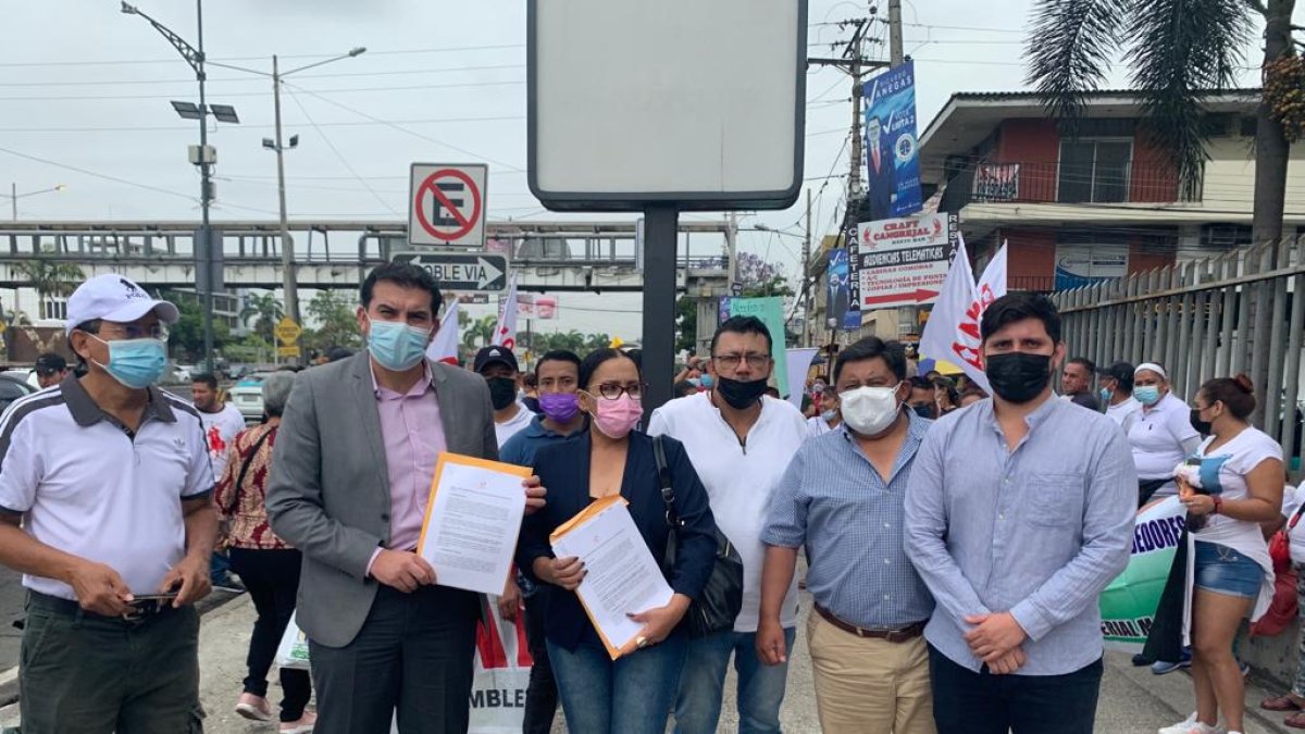 Los comerciantes informales fuera de la Unidad Judicial Valdivia, en Guayaquil.
