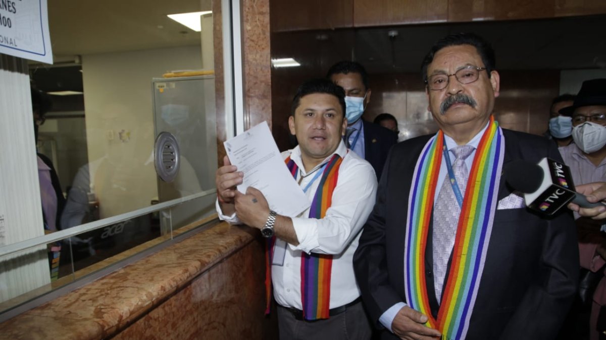 Los proponentes de este juicio político son los asambleístas de Pachakutik Mario Ruiz (izquierda) y Joel Abad.