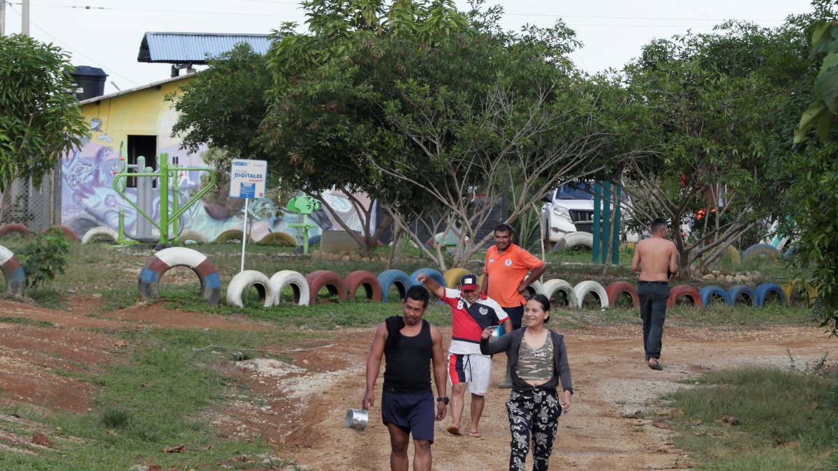 Excombatientes de las FARC caminan en el Espacio Territorial de Capacitación y Reincorporación.