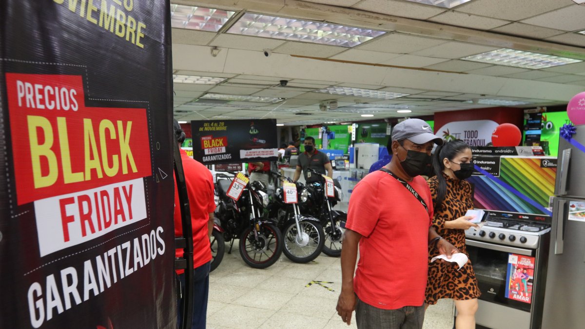 Ambiente. Las fachadas de centros comerciales y tiendas lucen desde hace días abarrotadas de promociones.