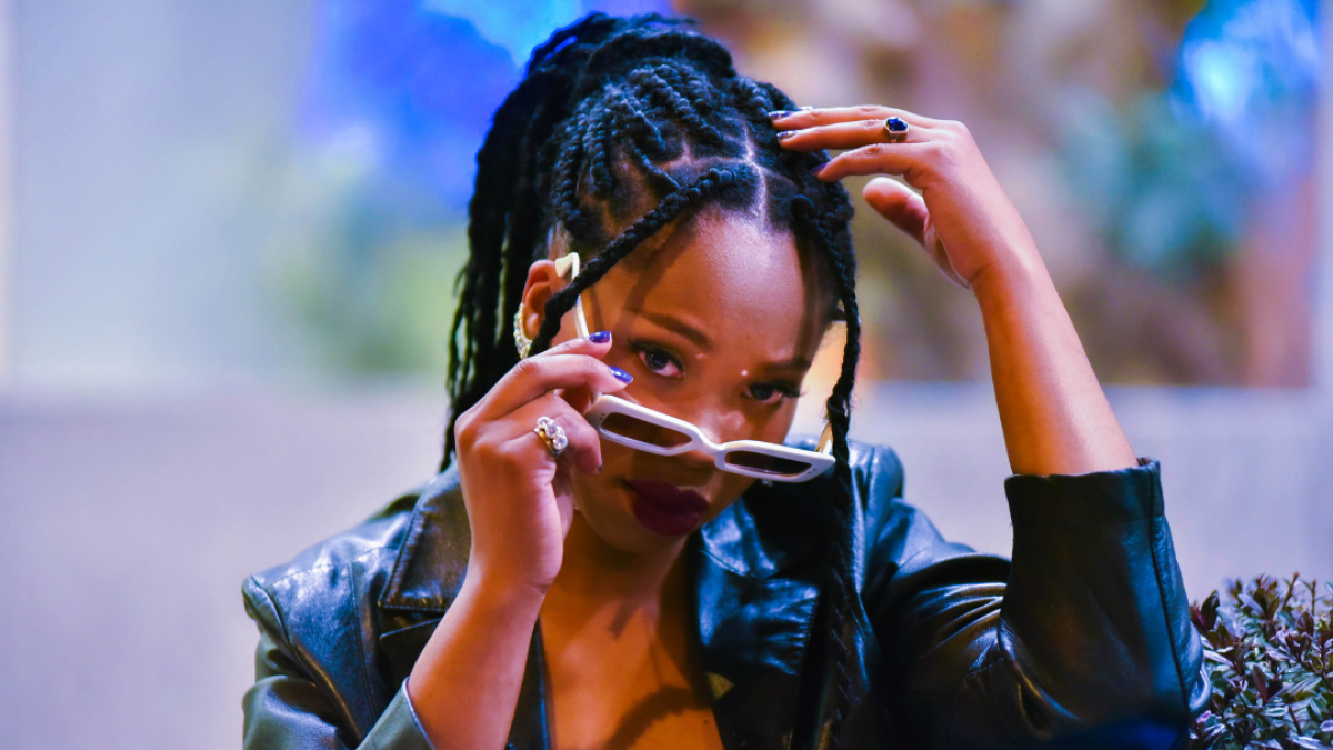 Alhi tiene 24 años.