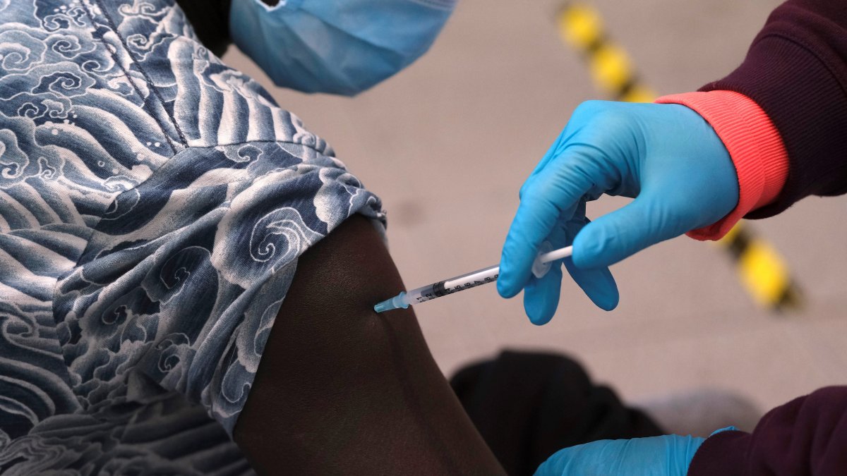 Una mujer recibe una dosis de la vacuna de Moderna durante una jornada especial de vacunación de refuerzo contra la covid-19 para menores de 65, en Gijón, España. EFE/ Paco Paredes