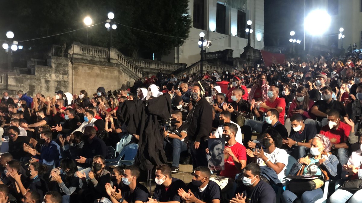 El presidente cubano Miguel Díaz Canel (fuera de cuadro), participa junto a jóvenes cubanos en una velada por el quinto aniversario de la muerte del líder Fidel Castro, en la Habana. 